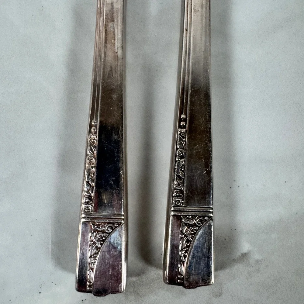 Set‎ of 2 Oneida Nobility Plate Silver Plated Dinner Knives Caprice
